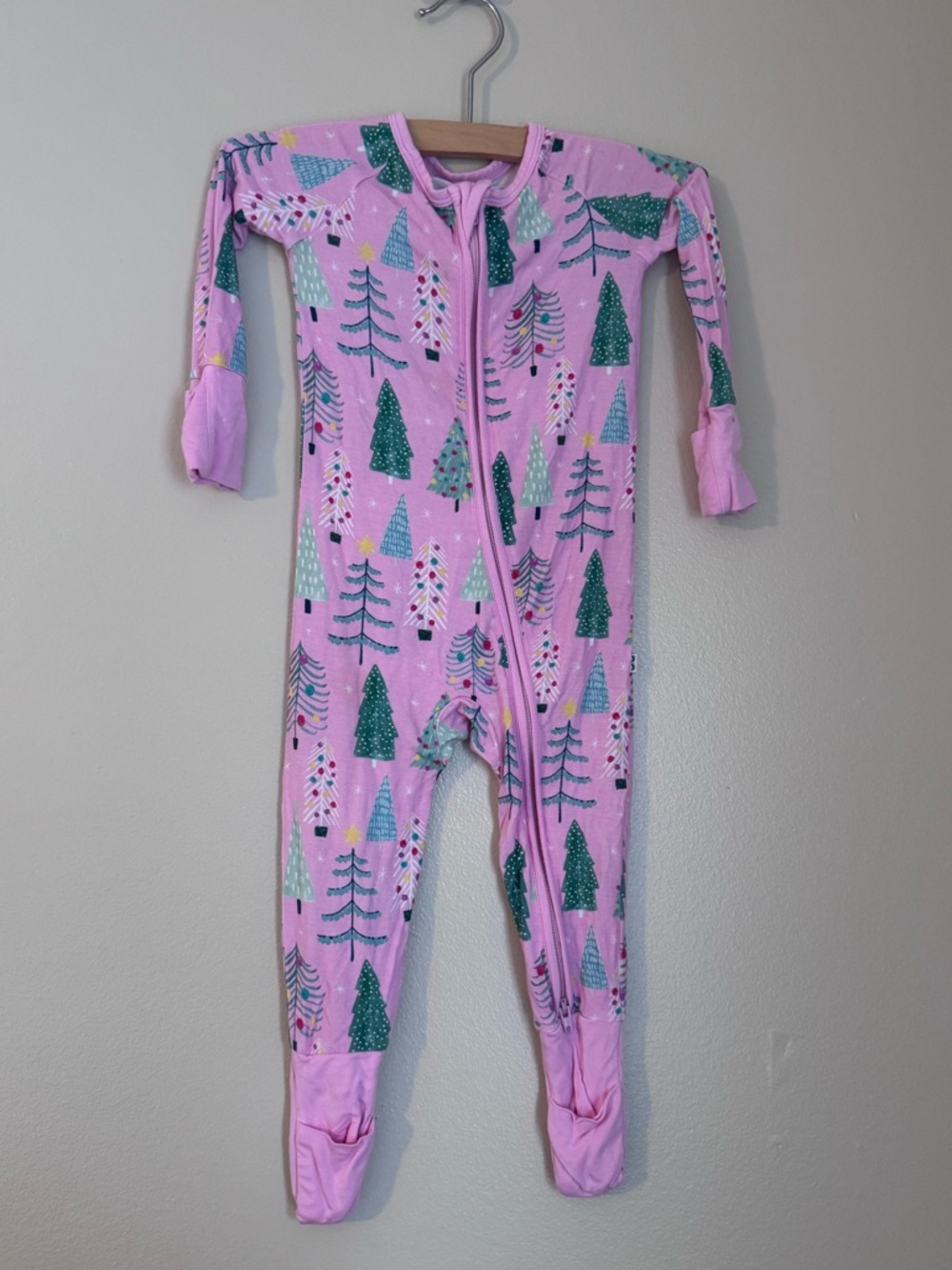 Little Sleepies Sparkling Christmas trees in pink size 6-12 months - Picture 2 of 5